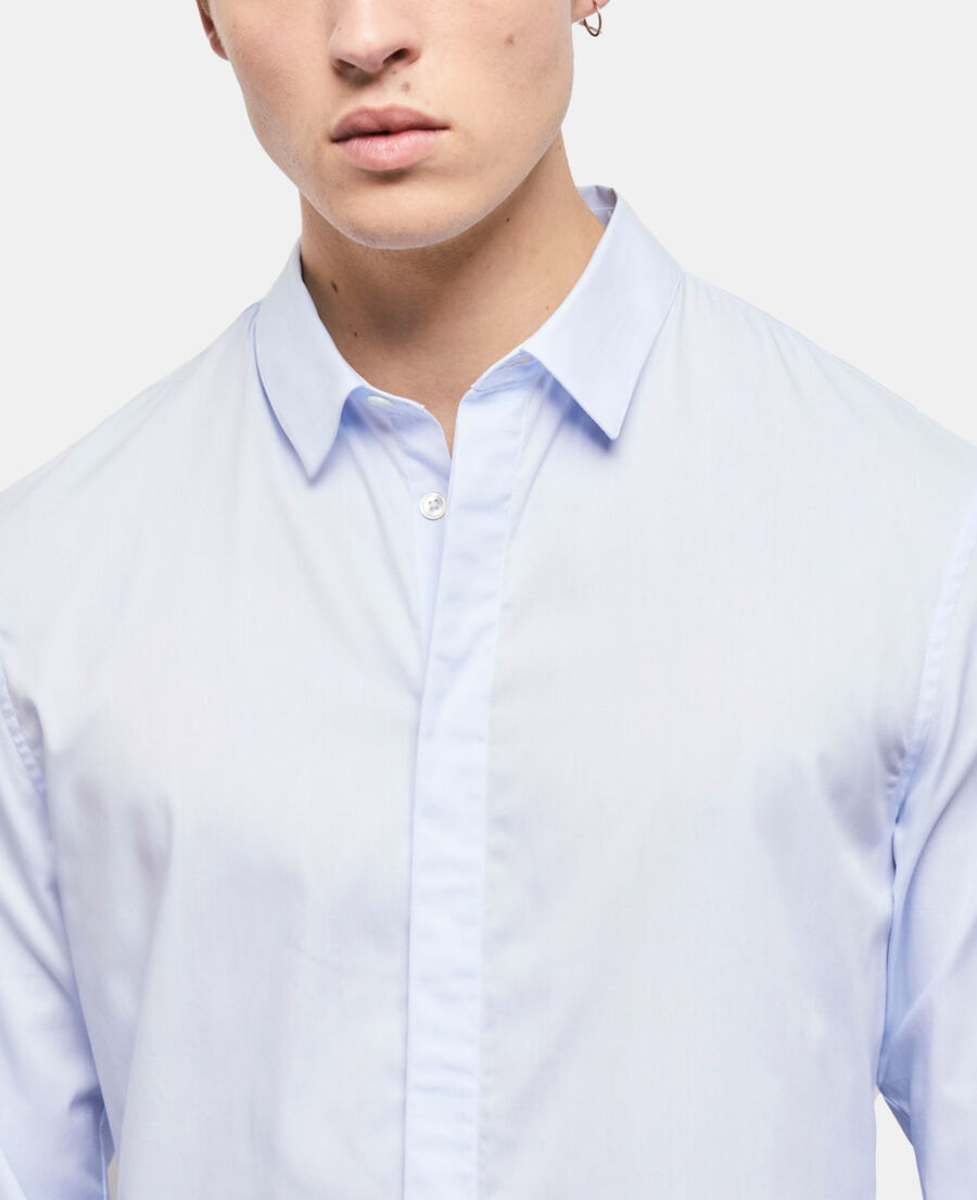 camisa algodón azul con cuello clásico