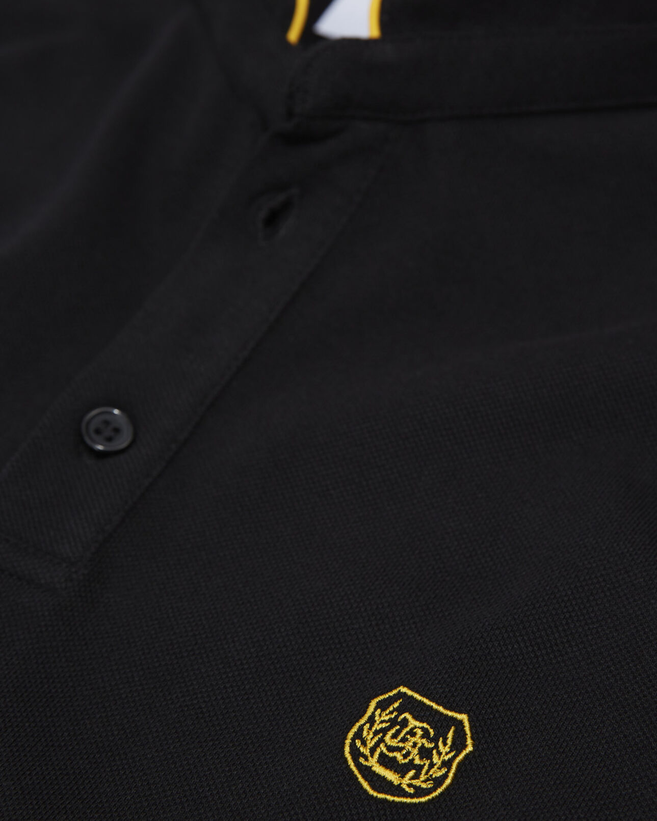 The Kooples HOMME BLACK / OLD GOLD polo coton noir à passepoil doré