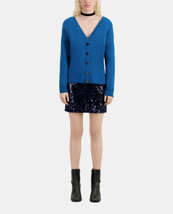 pull bleu avec boutonnage dans le dos