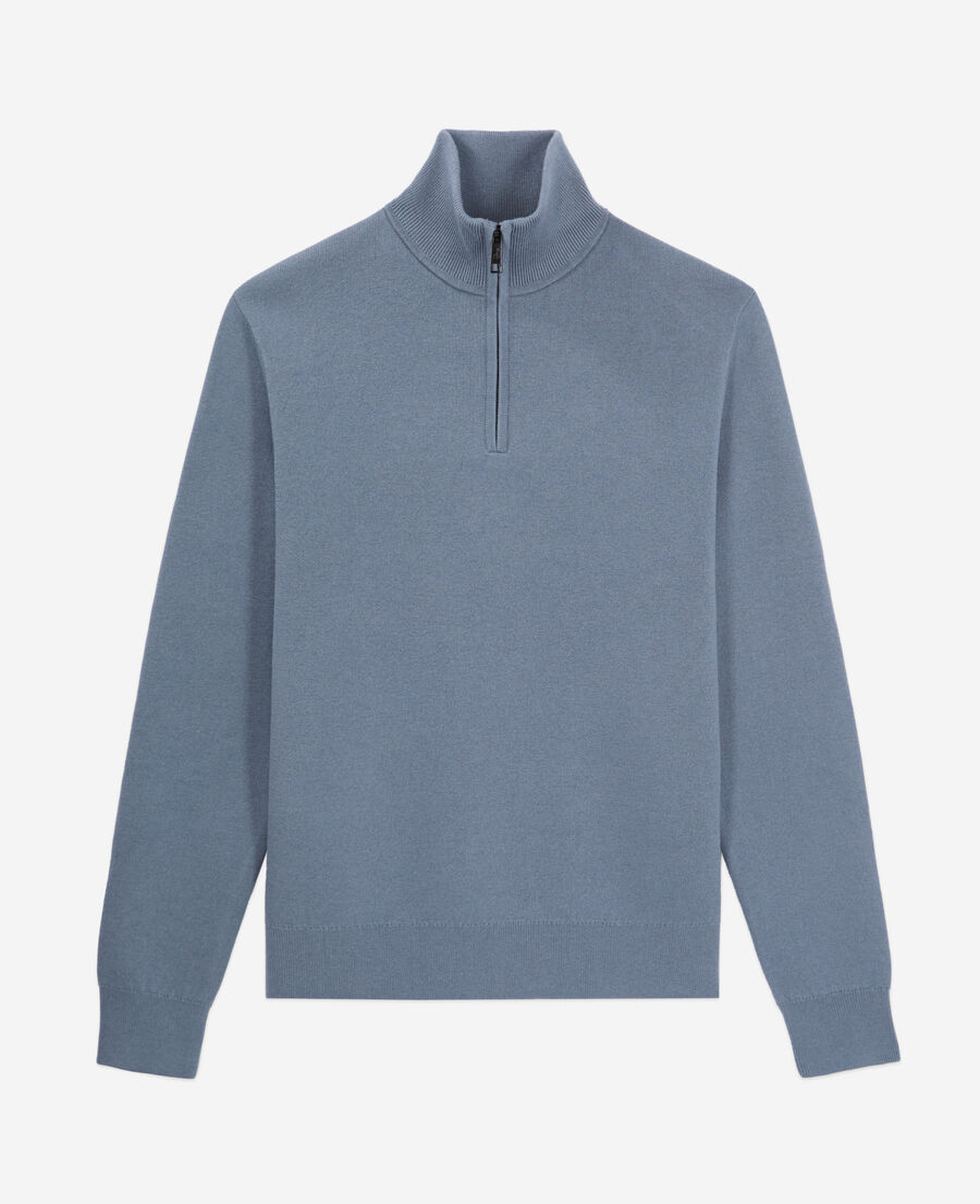 pull bleu avec logo debossé