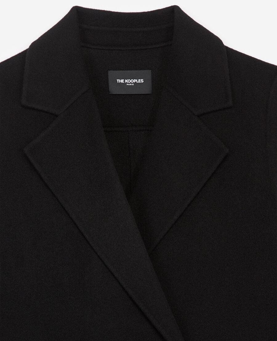 abrigo negro corto de lana con flecos