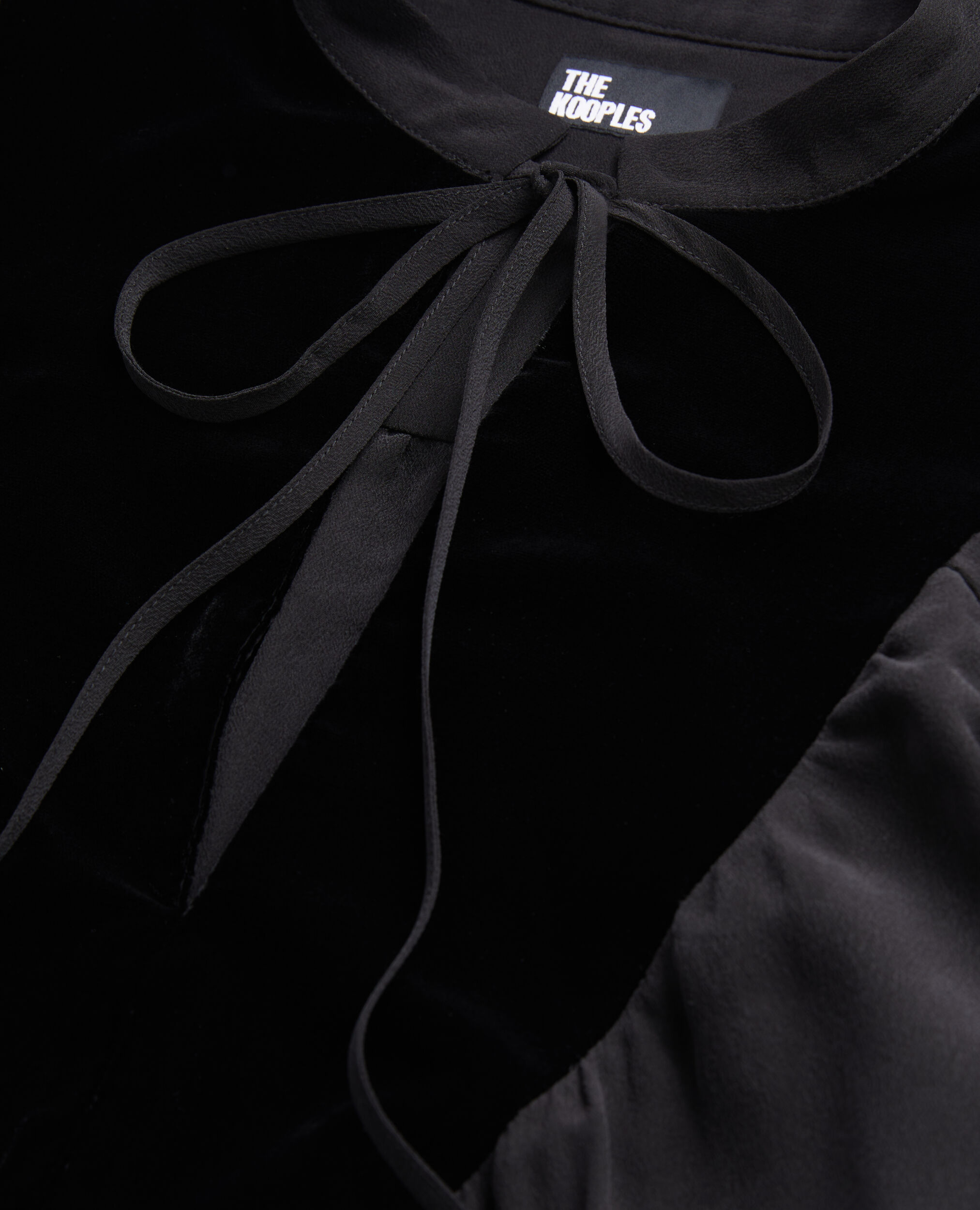 Top noir en soie avec empiècement en velours, BLACK, hi-res image number null