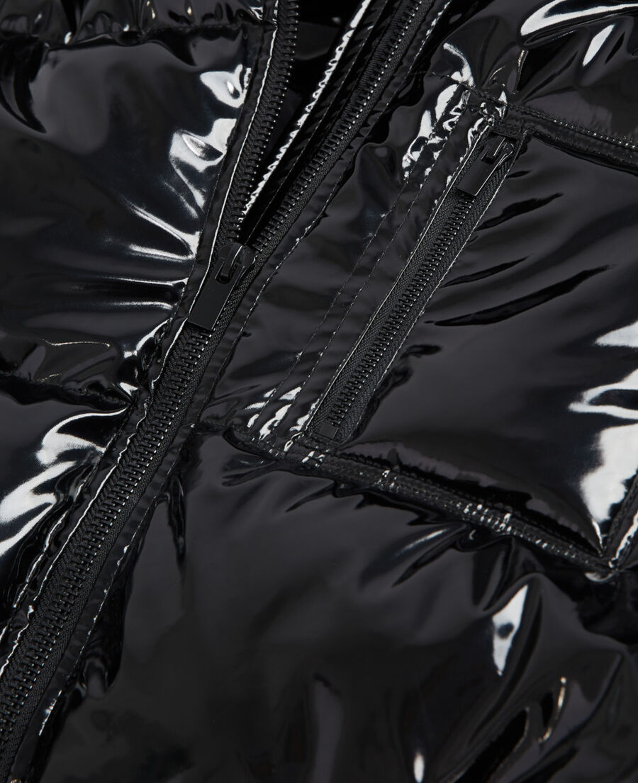 schwarze oversize-daunenjacke aus vinyl mit riemchen und the kooples-logo