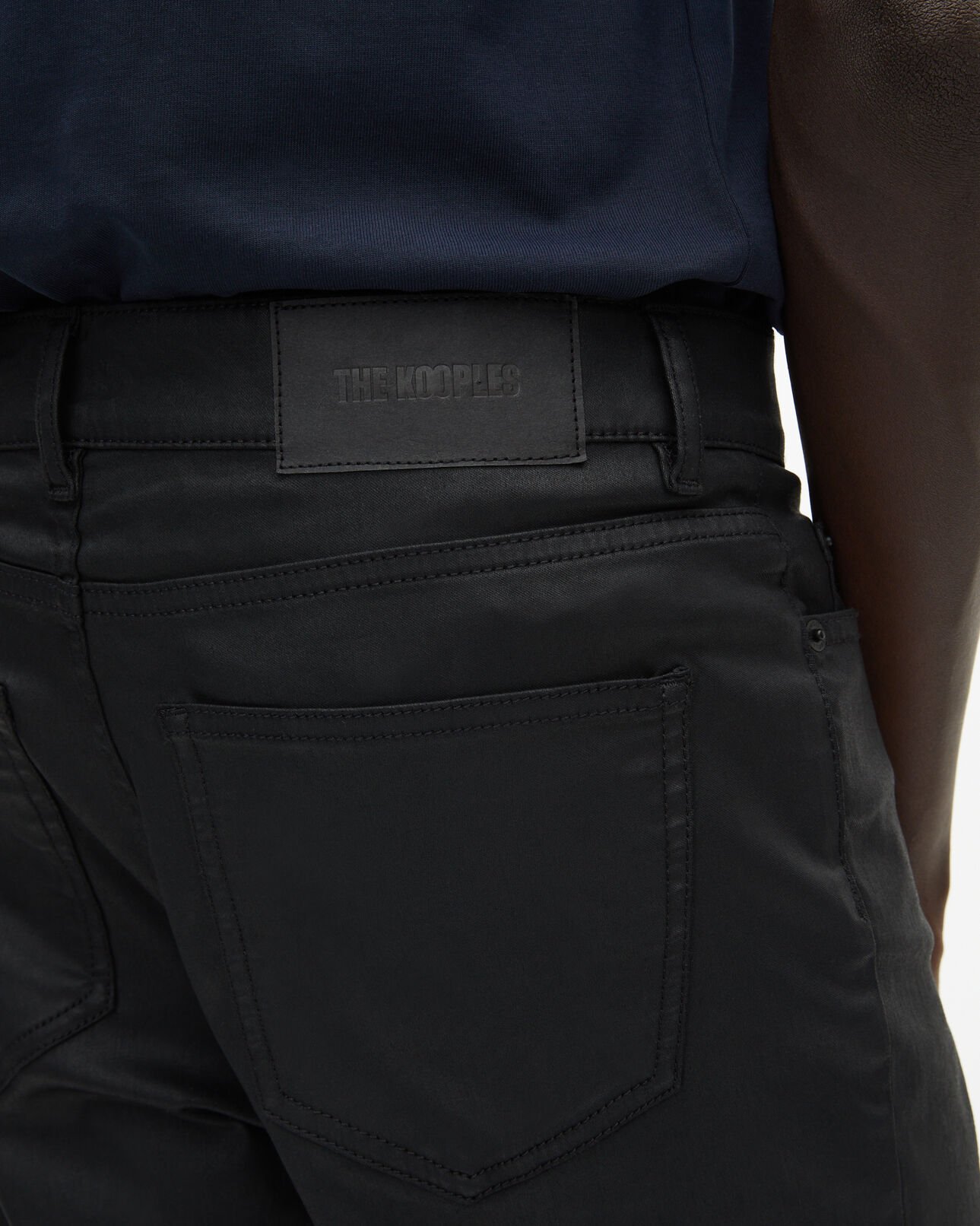 The Kooples HOMME BLACK jean droit effet cuir noir