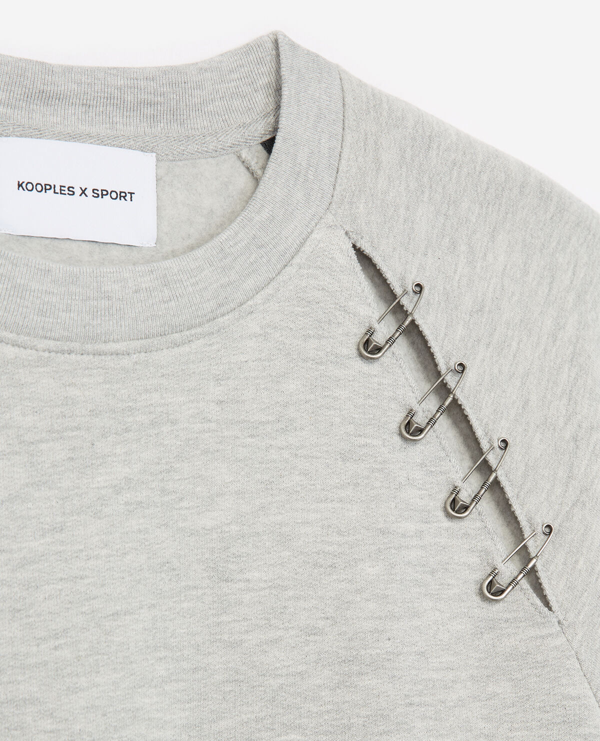 Sweat gris ouvert avec epingles