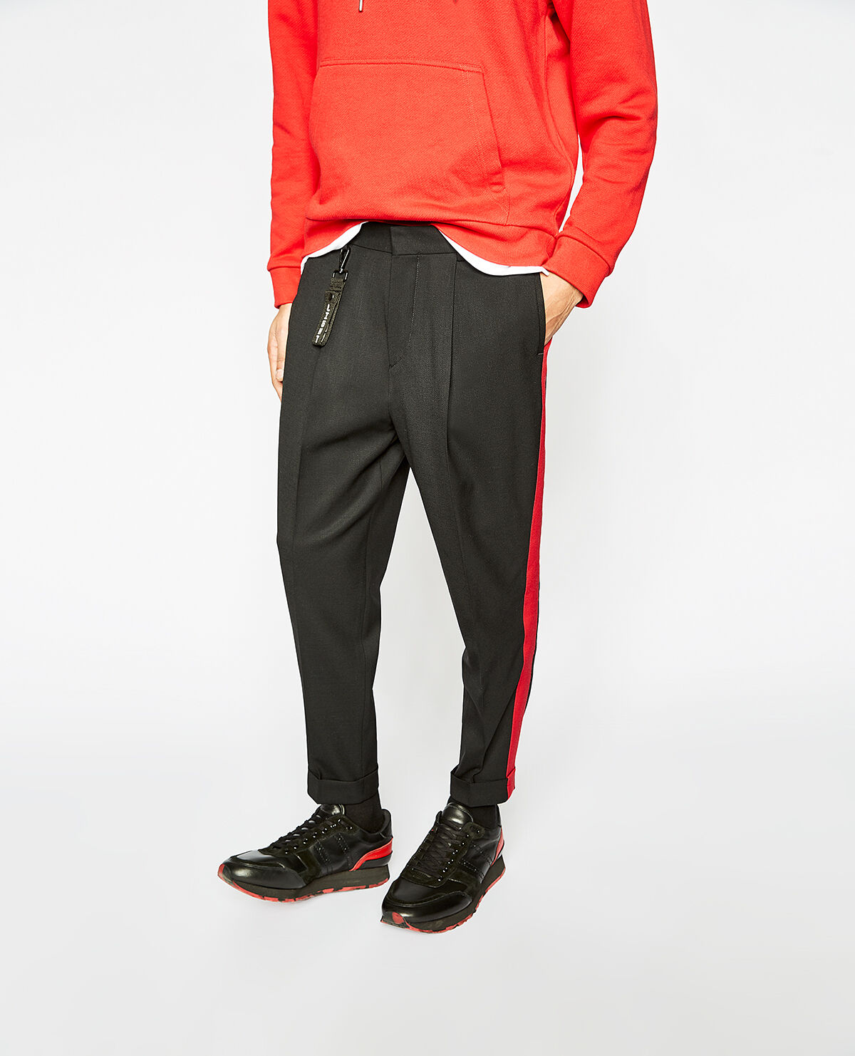 Pantalon noir store et rouge