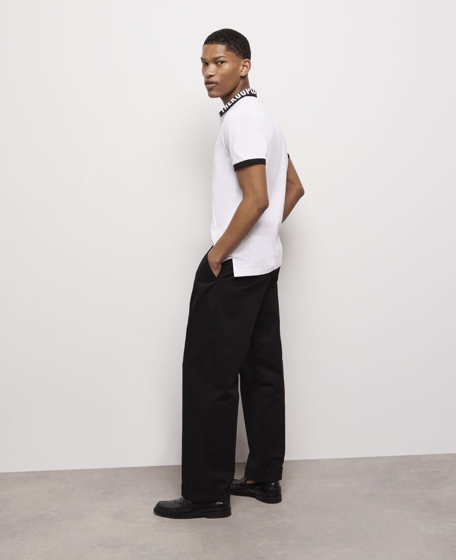 weißes poloshirt mit logo am kragen