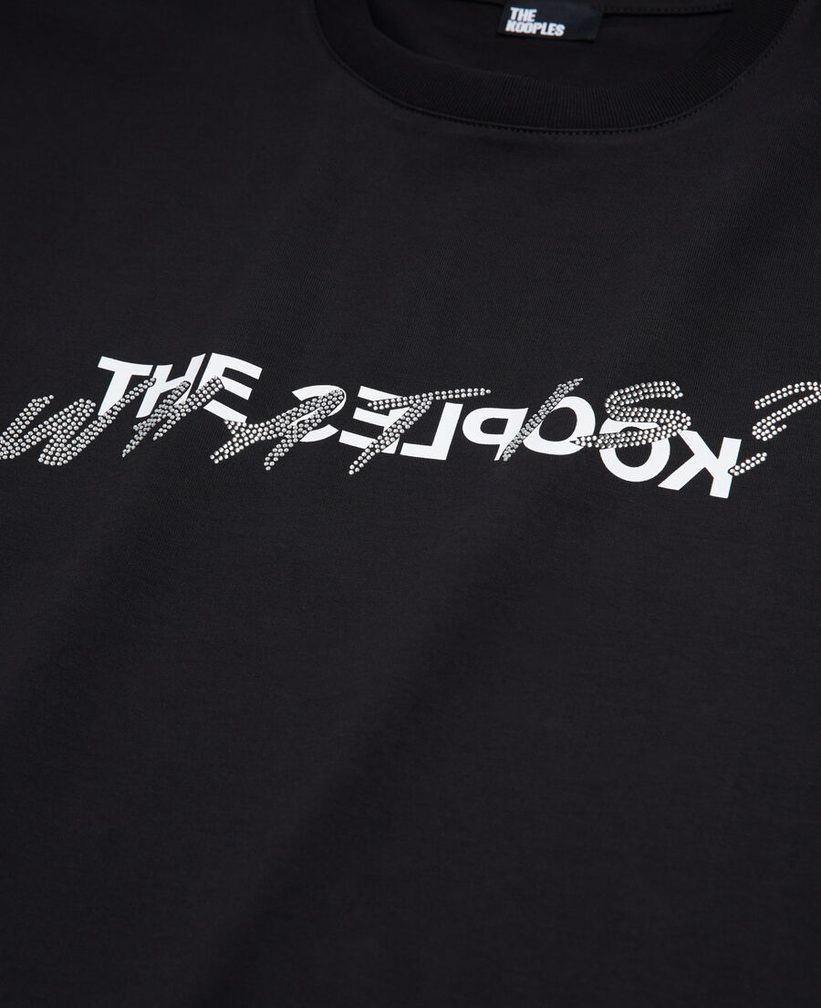 schwarzes t-shirt mit „what is“-strassbesatz