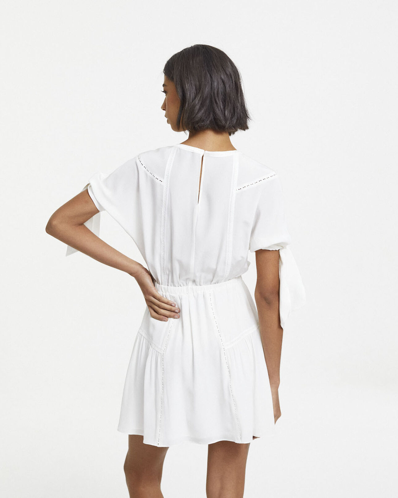 The Kooples DAMEN OFF WHITE kurzes weißes seidenkleid mit bindeärmeln