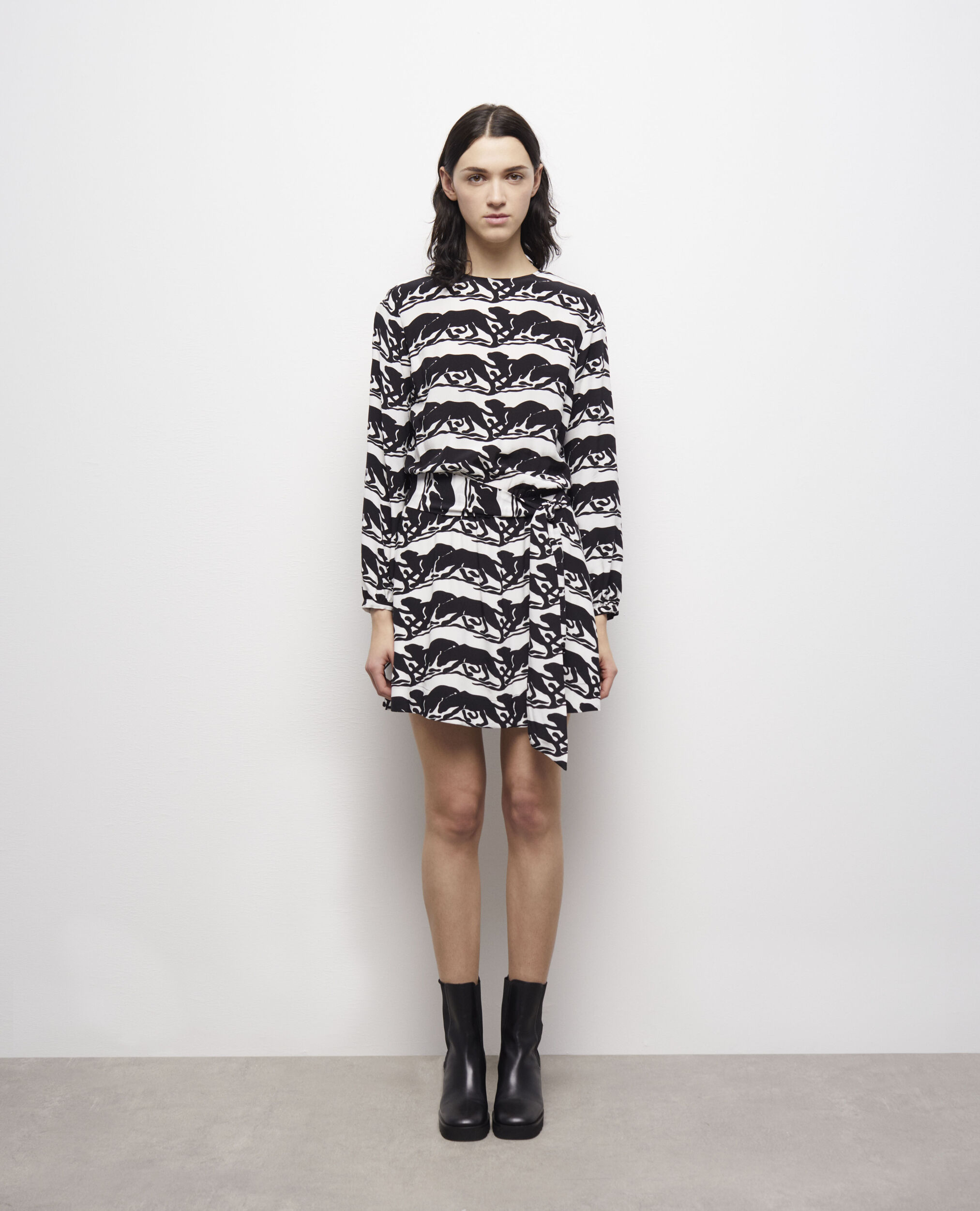 Kurzes Kleid mit Gürtel und Print, BLACK / WHITE, hi-res image number null