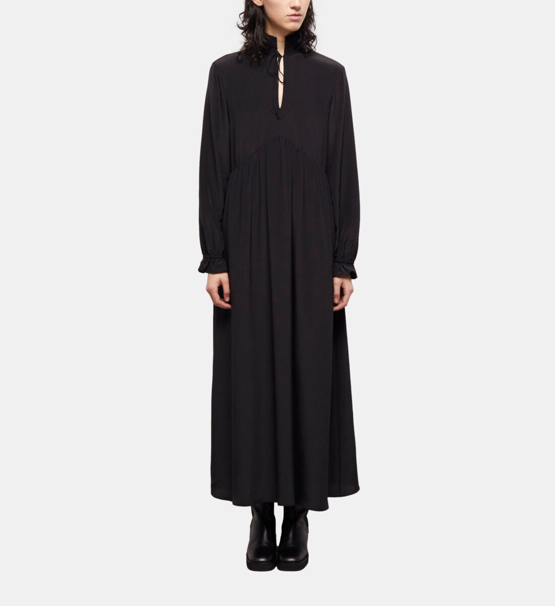 Robe noire en soie 2025