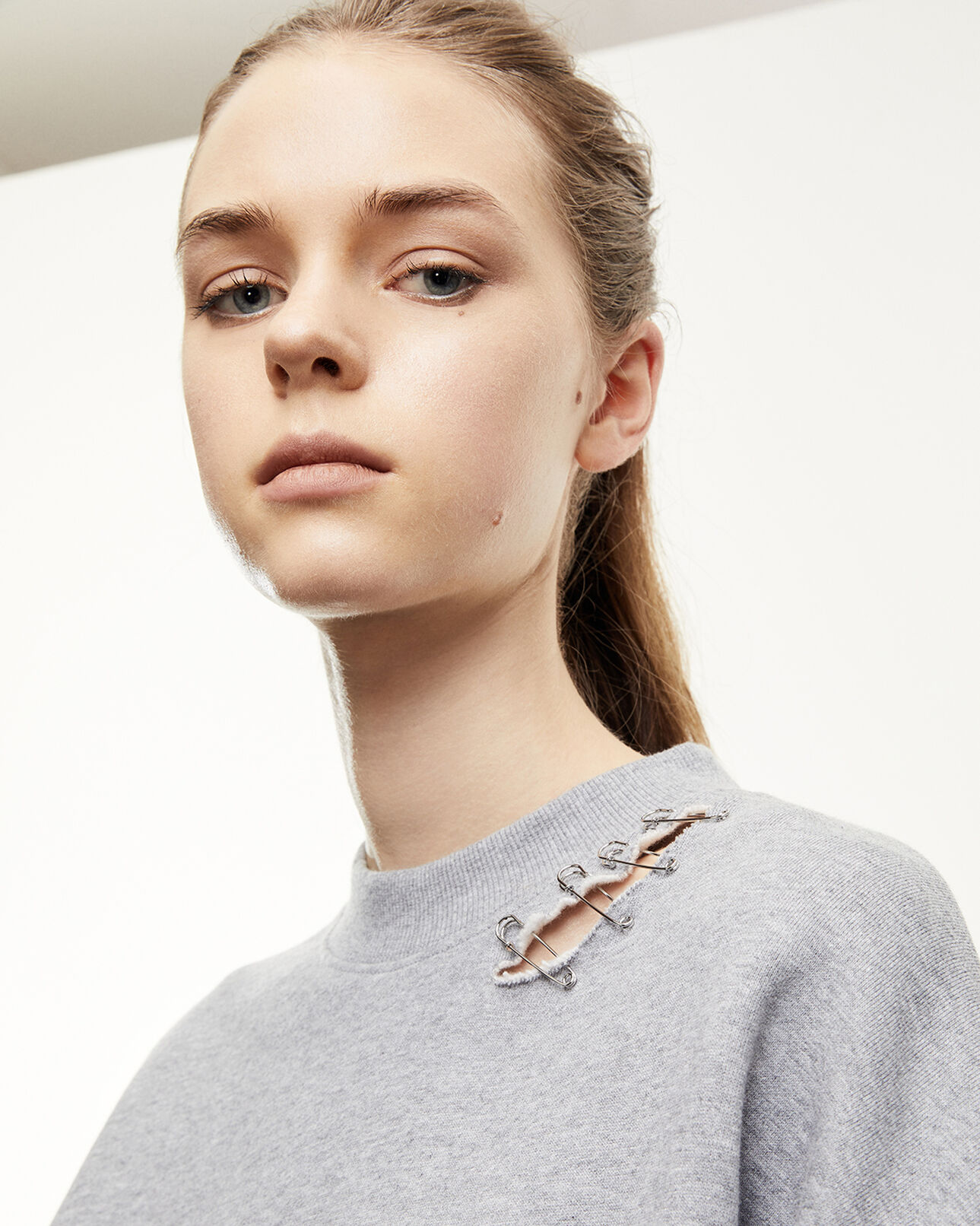 The Kooples FEMME LIGHT GREY MELANGE sweatshirt gris à détails métallisés