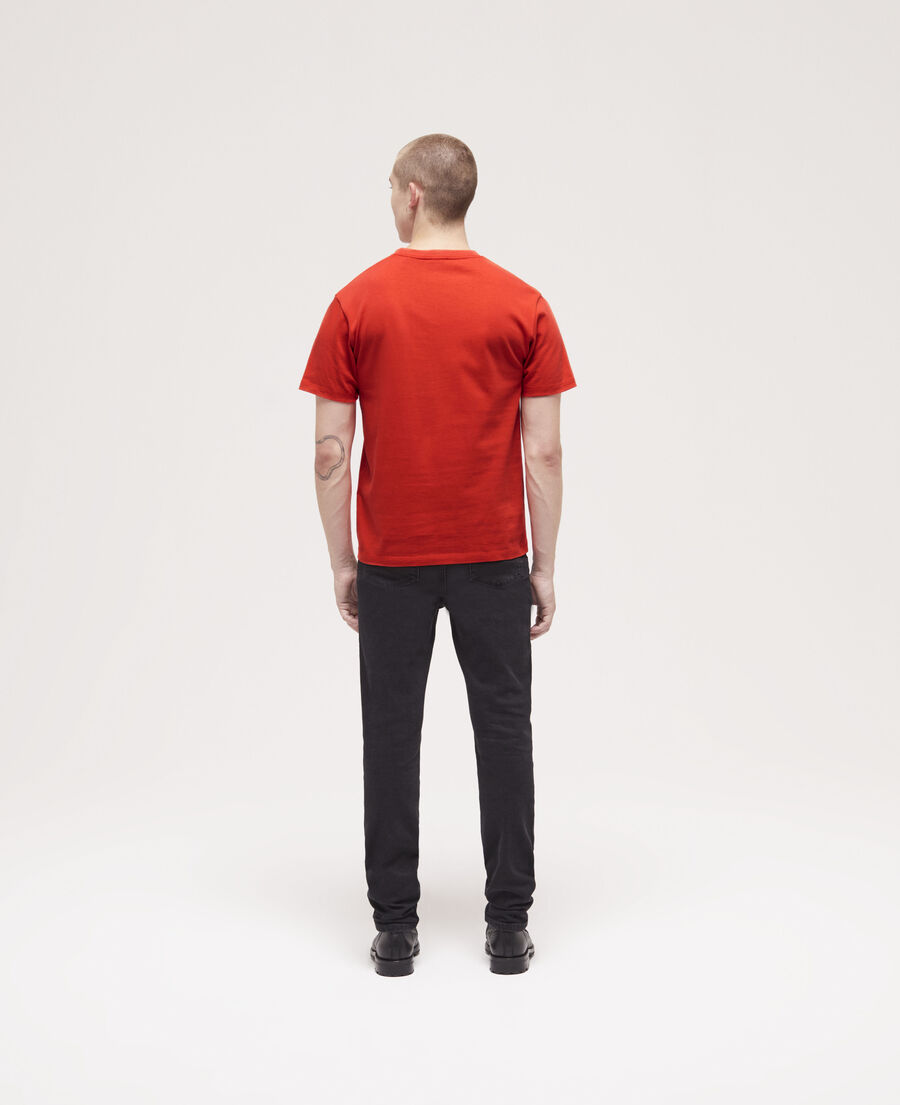 rotes t-shirt mit siebdruck