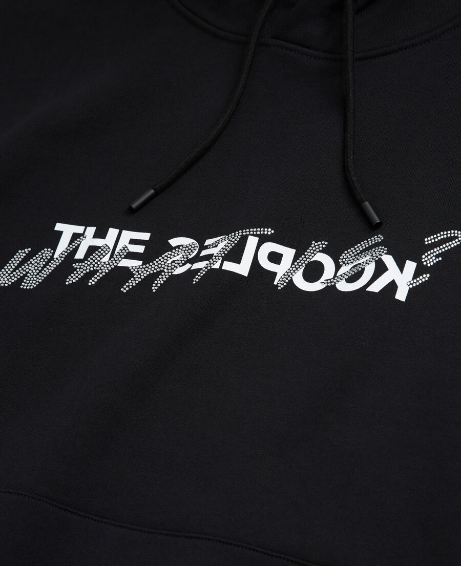 schwarzes sweatshirt mit „what is“-schriftzug