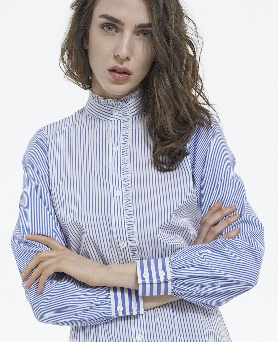 kurzes kleid mit himmelblauen streifen
