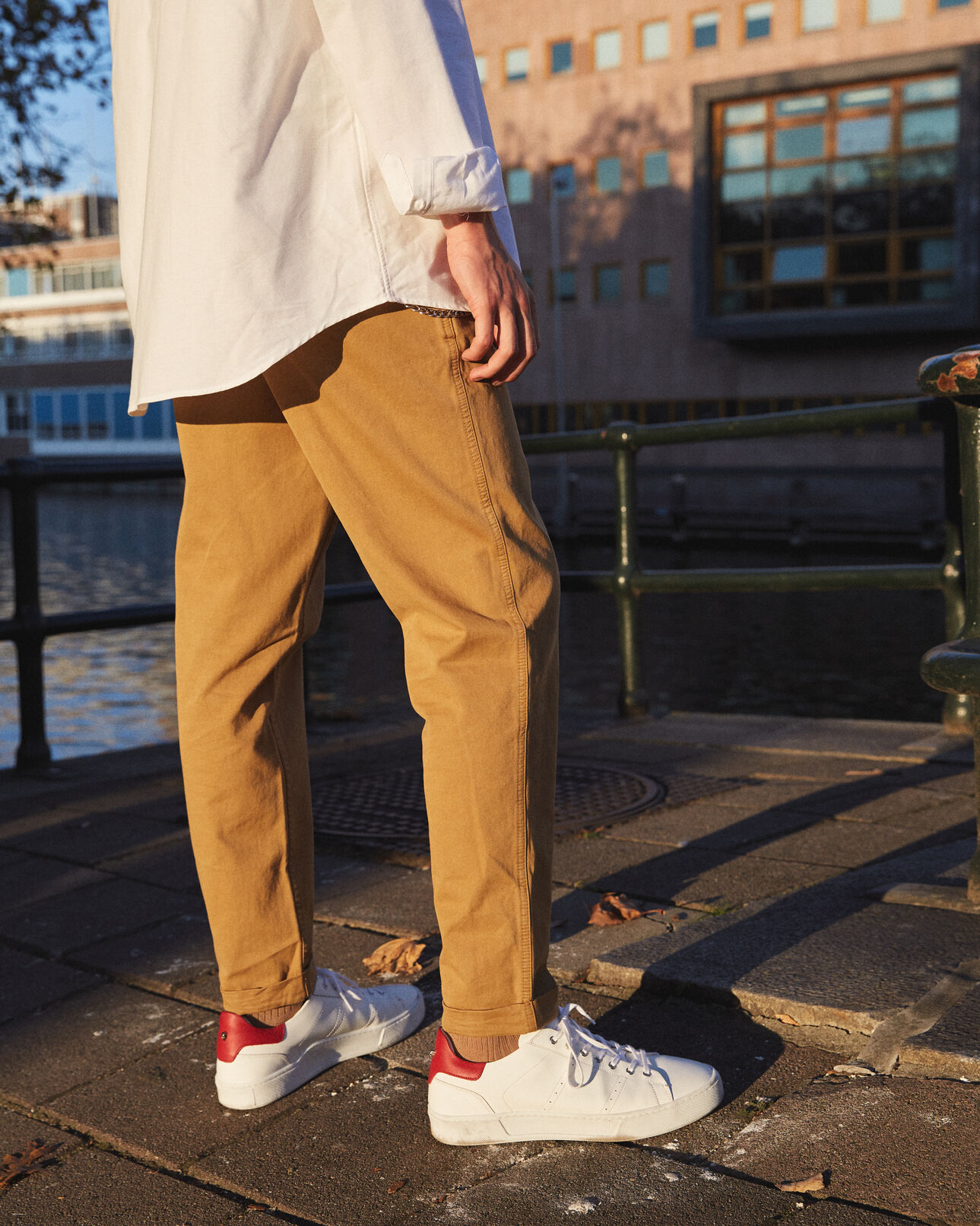 The Kooples HOMME MUSTARD pantalon chino coton beige destroy