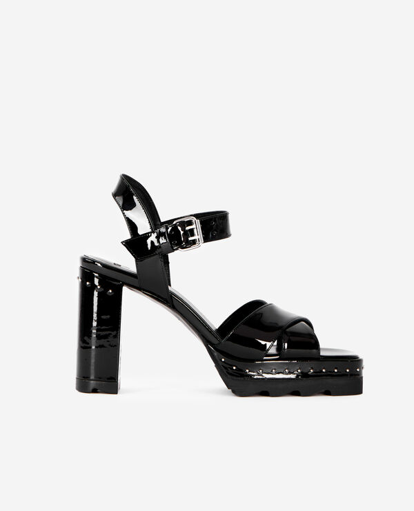 schwarze sandalen aus lackleder mit absatz