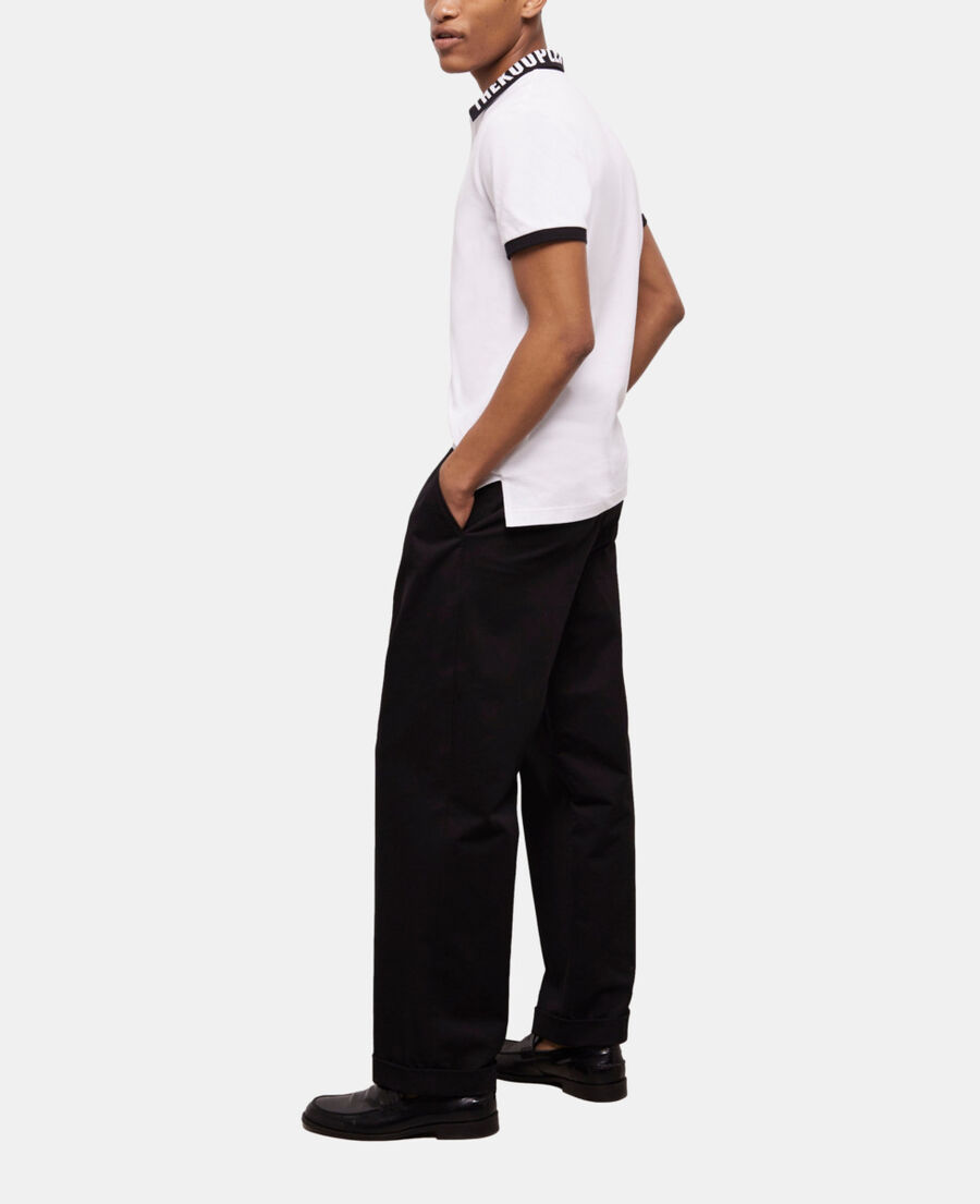 weißes poloshirt mit logo am kragen