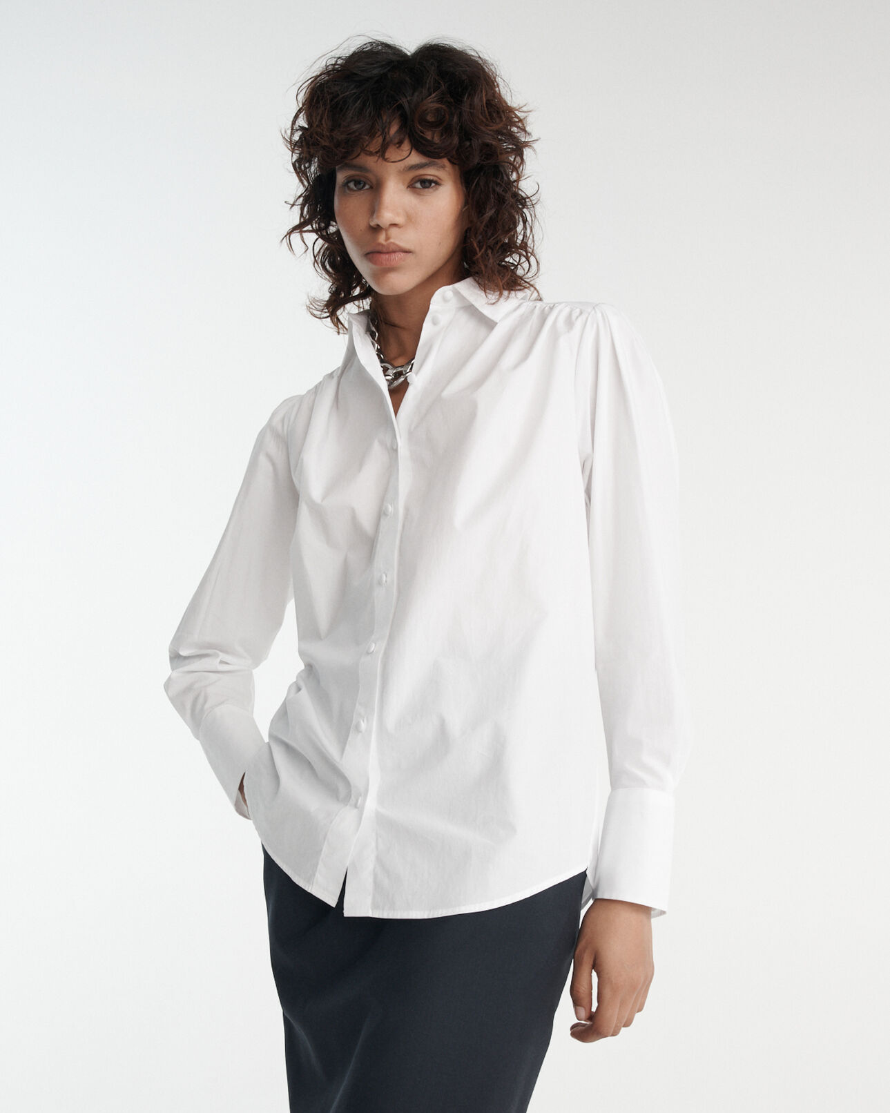 The Kooples FEMME WHITE chemise blanche fluide à plis épaule