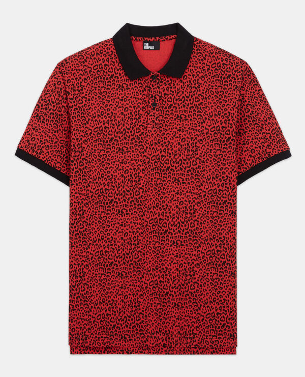 rotes poloshirt mit leopardenmuster