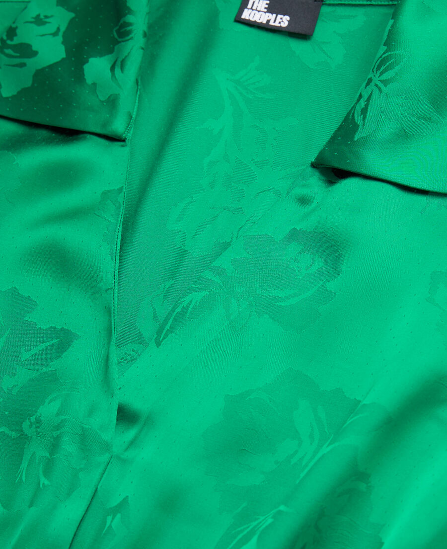 halblanges grünes kleid mit blumenmotiv