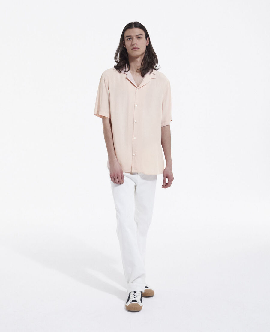 loose-fitting pink shirt with short sleeves