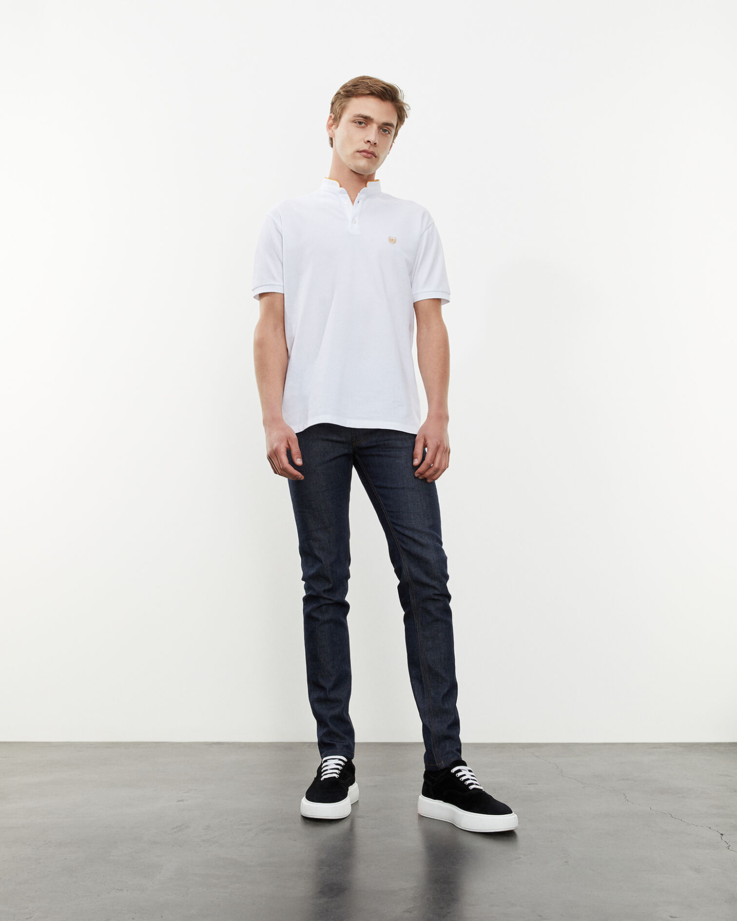 White cotton polo shirt with gold badge, SNOW WHITE, hi-res image number null