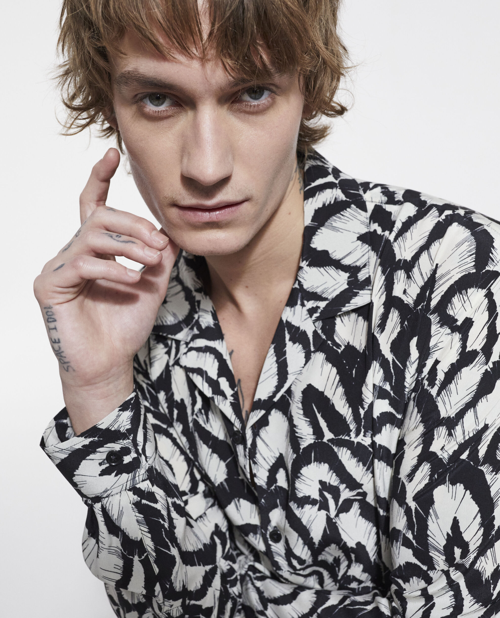Chemise col hawaïen en soie imprimée, OFF WHITE / BLACK, hi-res image number null