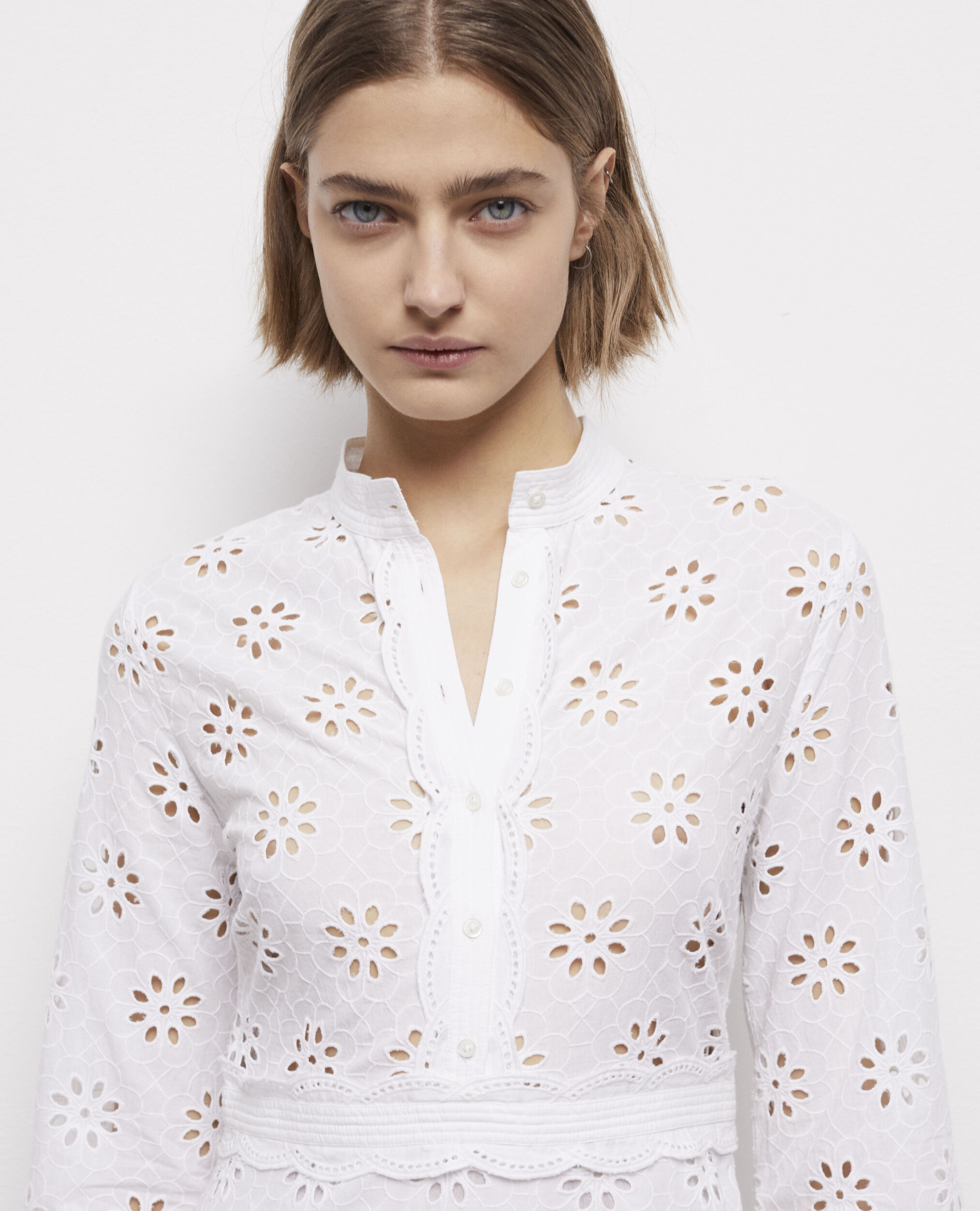 Robe longue blanche en broderie Anglaise The Kooples
