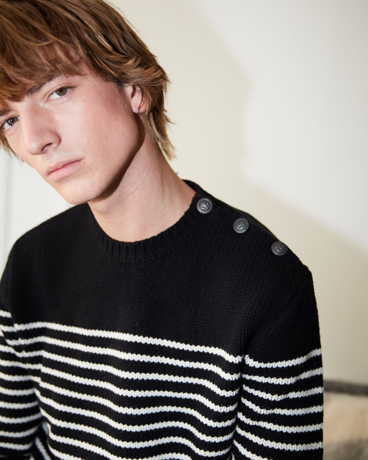 The Kooples HERREN ECRU BLACK STRIPES gestreifter pullover aus wolle mit knöpfen