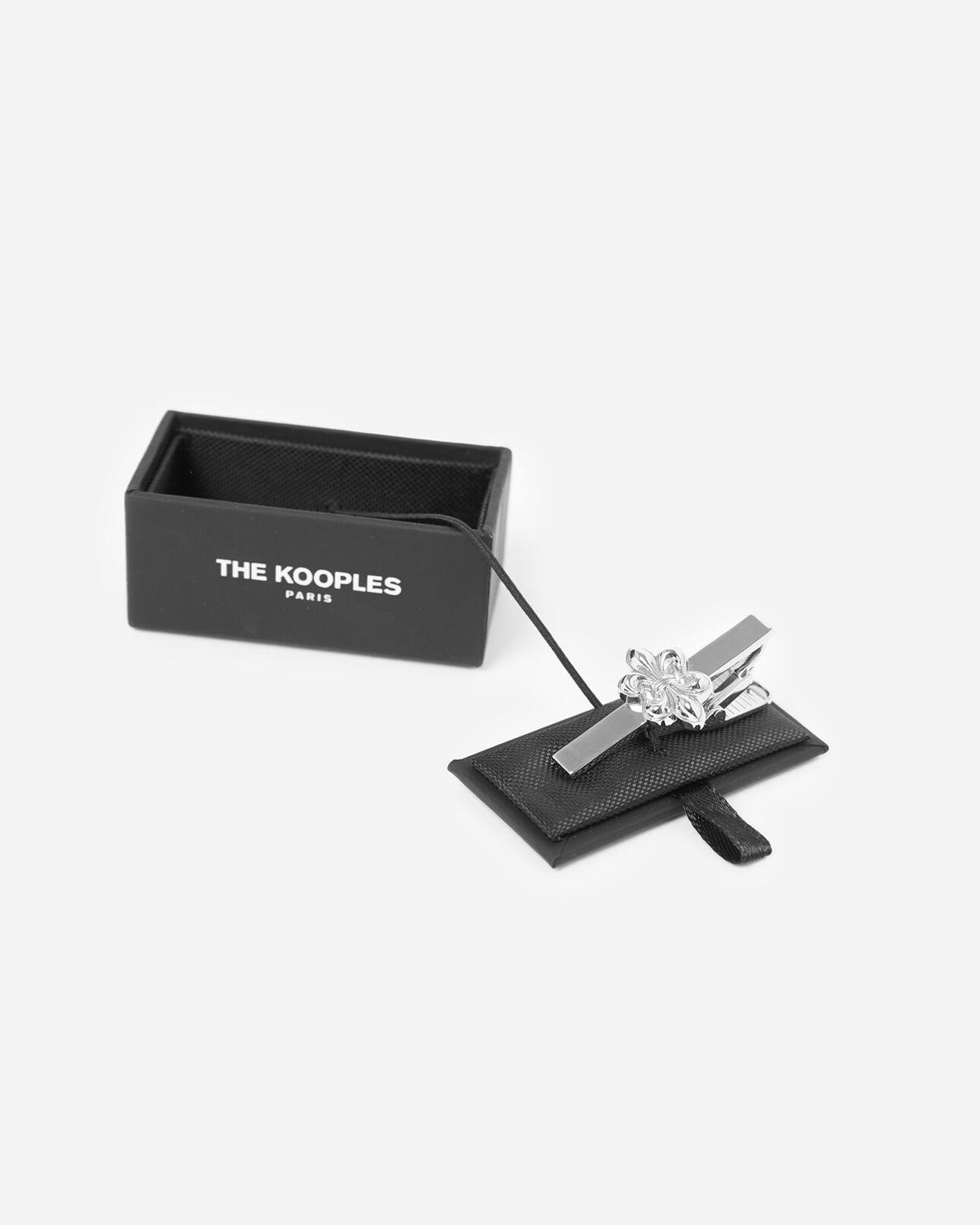The Kooples HOMME SILVER pince à cravate argentée avec détail fleur de lys