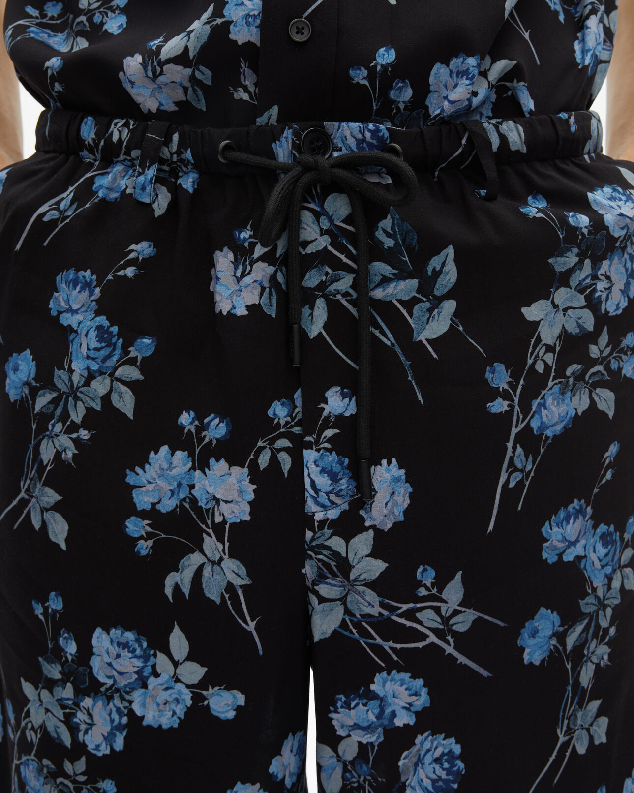 The Kooples HERREN BLACK BLUE bermuda-shorts mit blumenprint schwarz