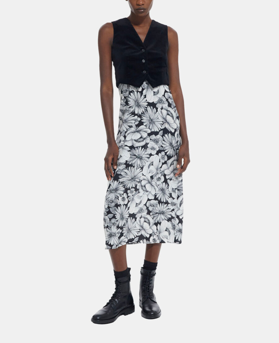 langes seidenkleid mit blumenmotiv
