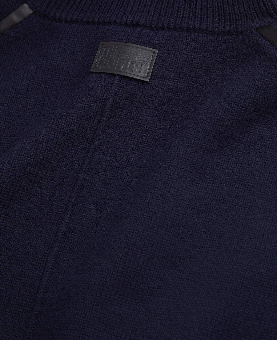 marineblauer pullover aus wolle