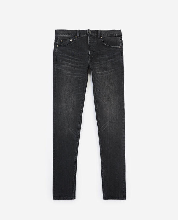 schwarze, verwaschene jeans in slim-fit-passform