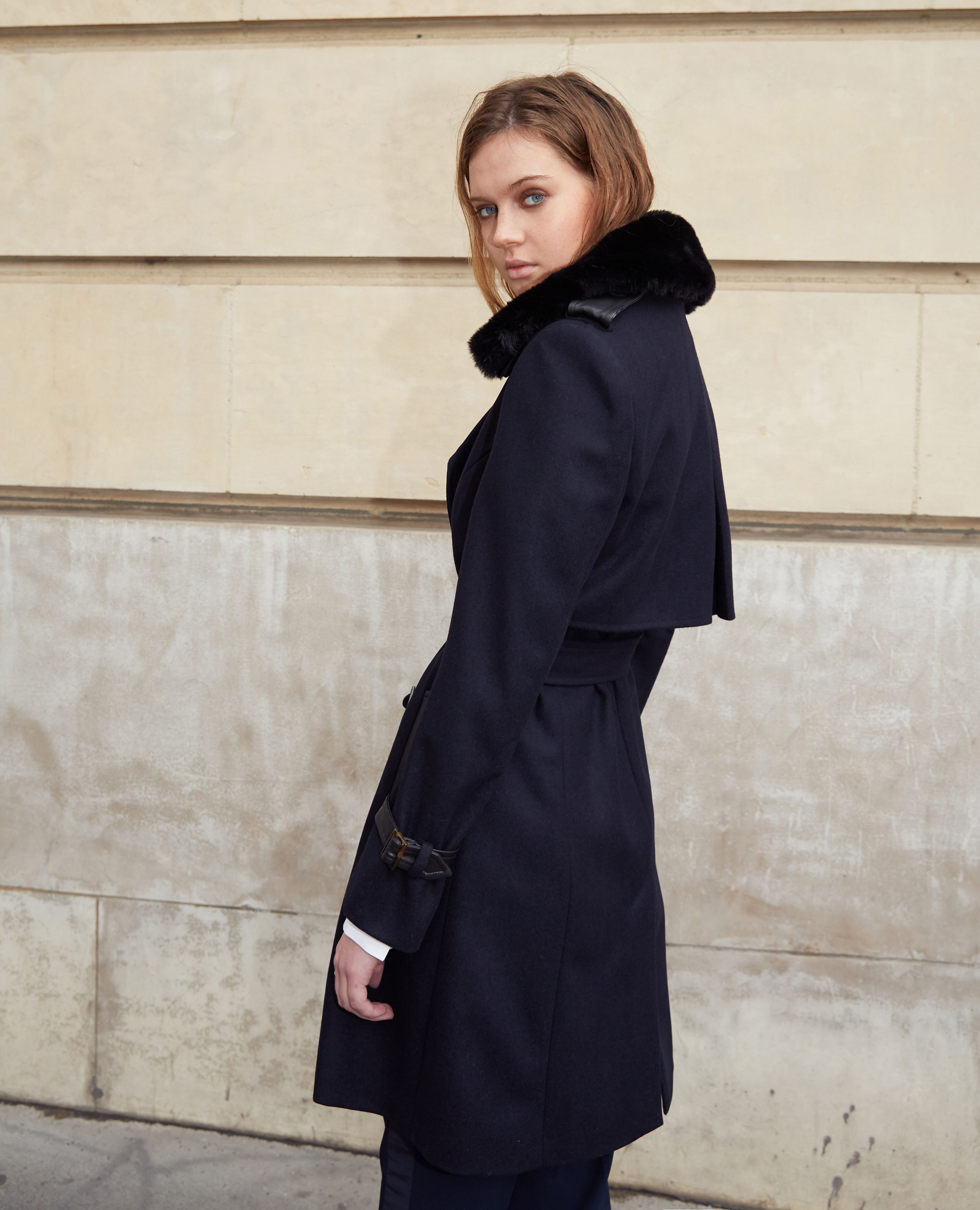 Manteau laine bleu avec empi cement cuir The Kooples