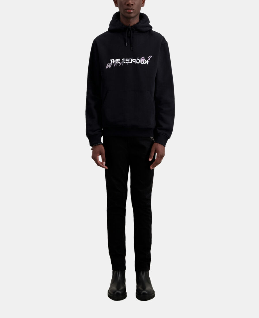 schwarzes sweatshirt mit „what is“-schriftzug