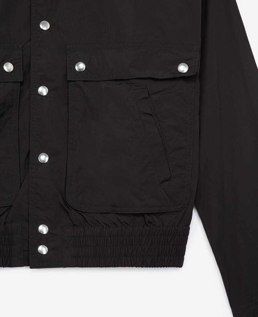 chaqueta negra impermeable bolsillos solapa