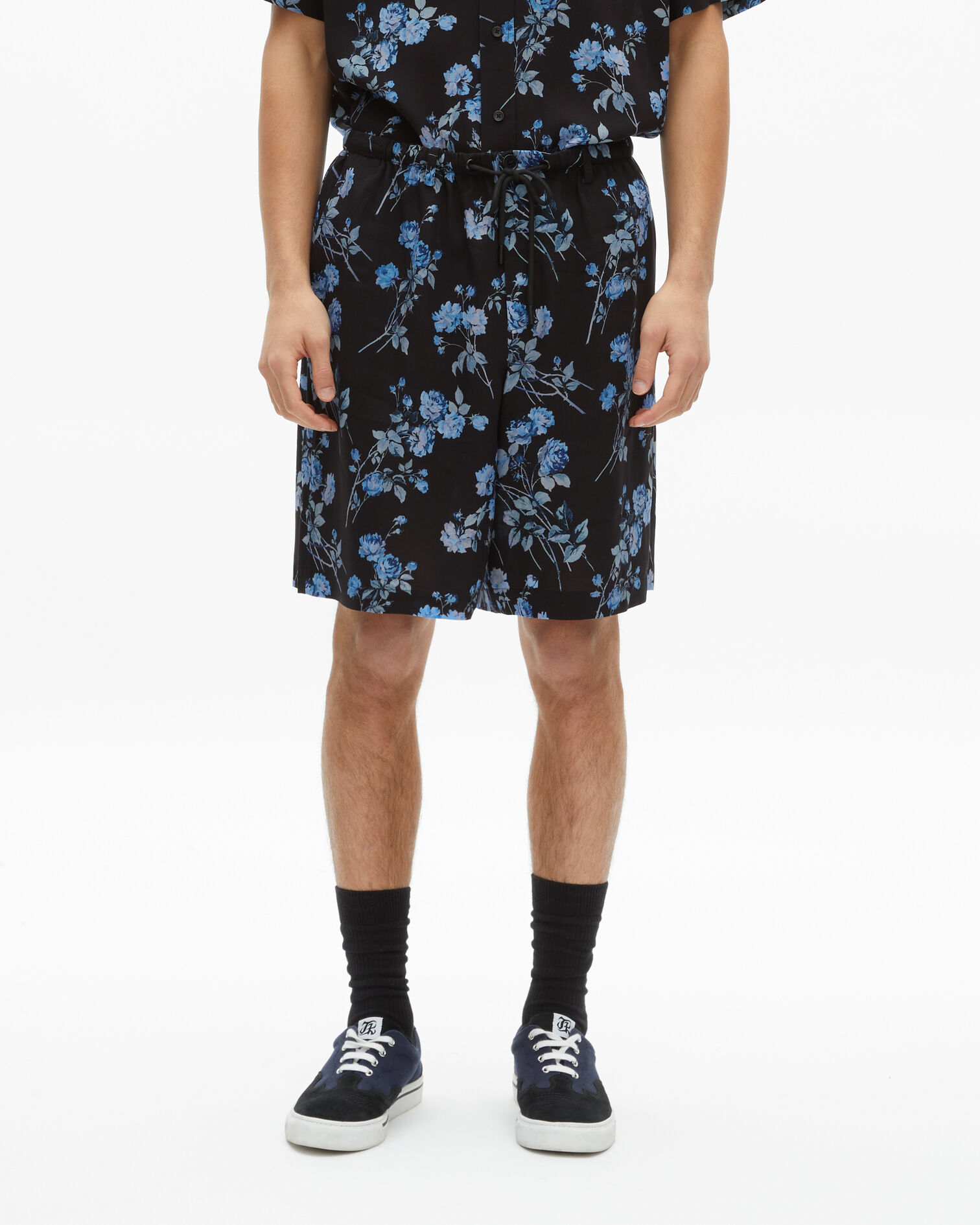 Bermuda-Shorts mit Blumenprint schwarz, BLACK BLUE, hi-res image number null