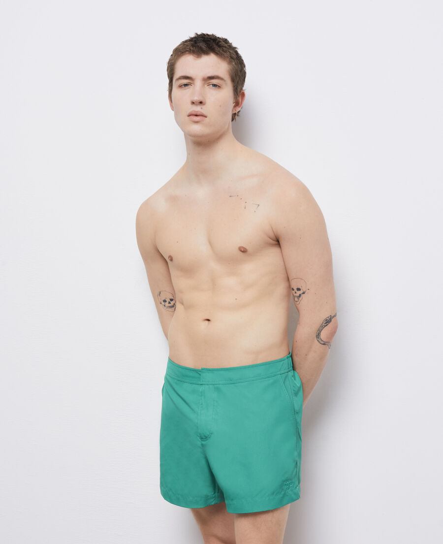 grüne badeshorts mit logo