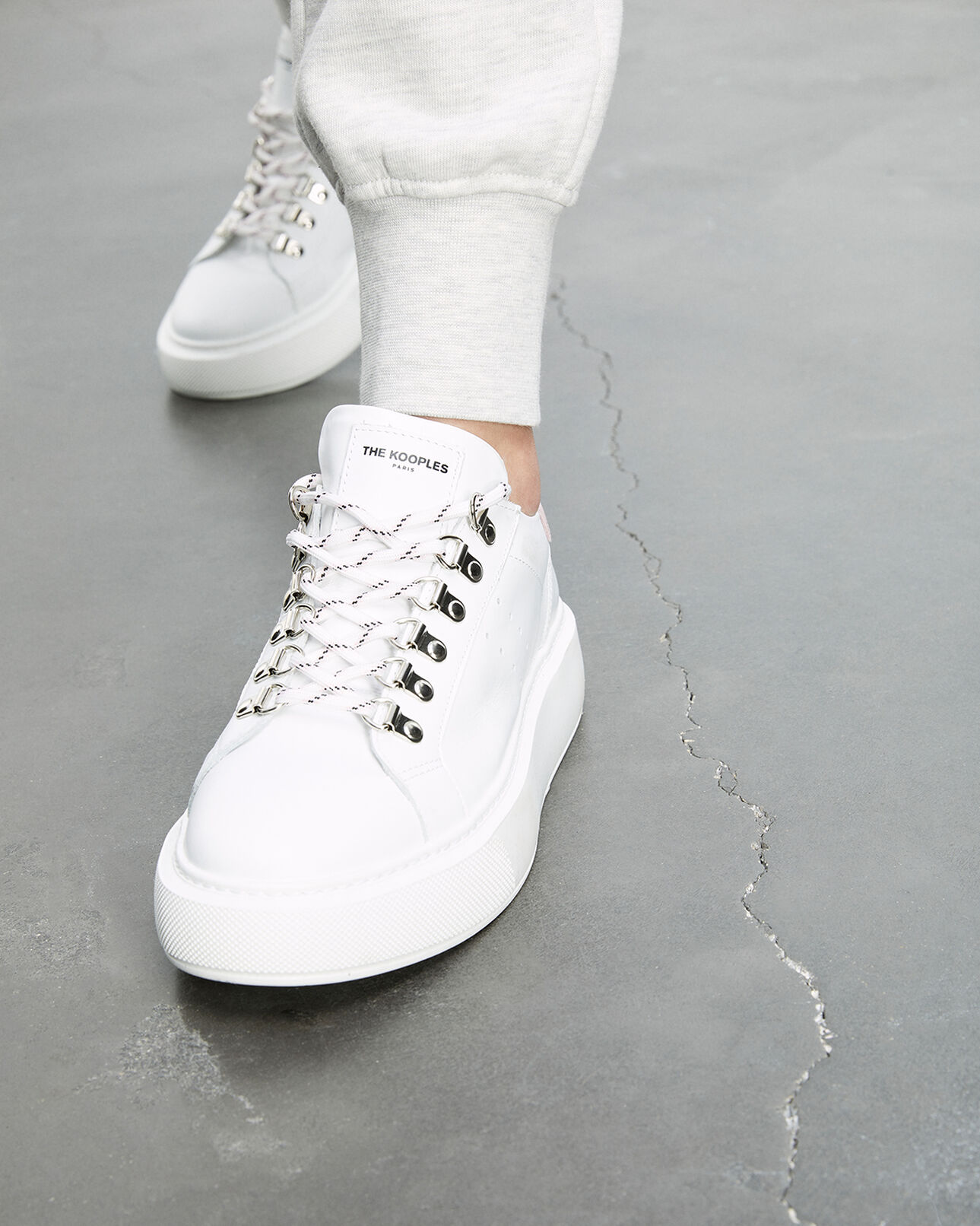 The Kooples FEMME WHITE PINK baskets blanches cuir à détails roses