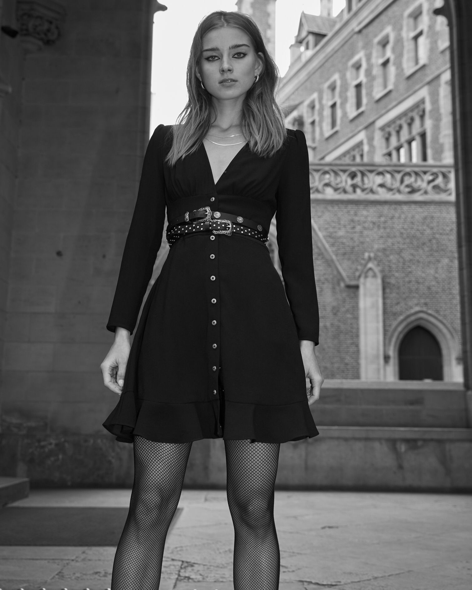 Kurzes schwarzes Kleid mit Knöpfen aus Krepp, BLACK, hi-res image number null