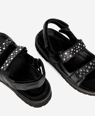 The Kooples FEMME BLACK sandales plates en cuir noir avec chaîne et clous