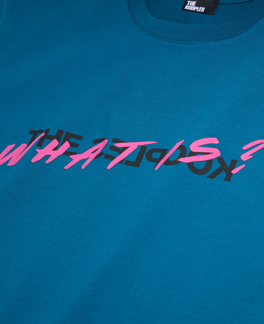 blaues t-shirt herren mit „what is“-schriftzug