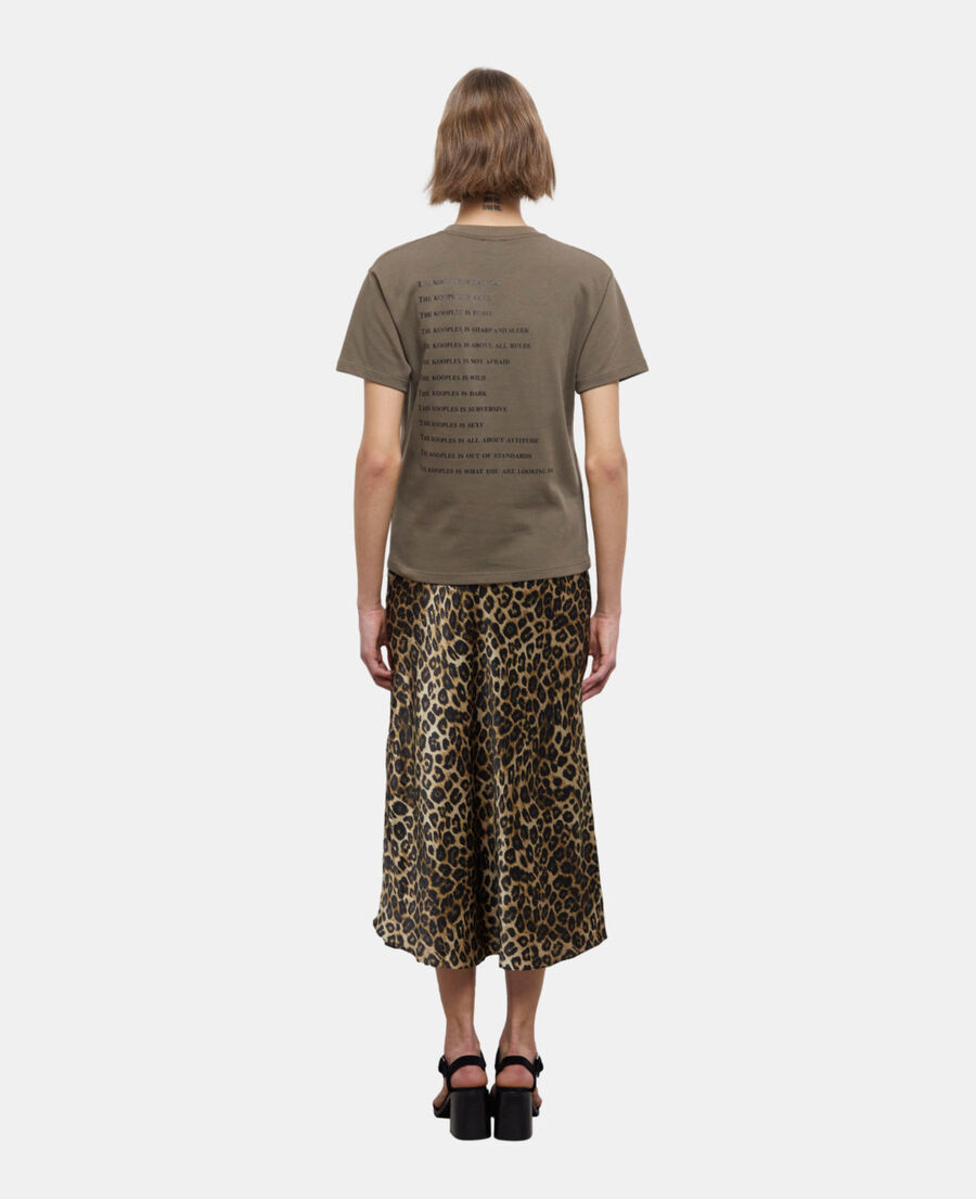khakifarbenes t-shirt damen mit leopardenmuster und "what is"-schriftzug