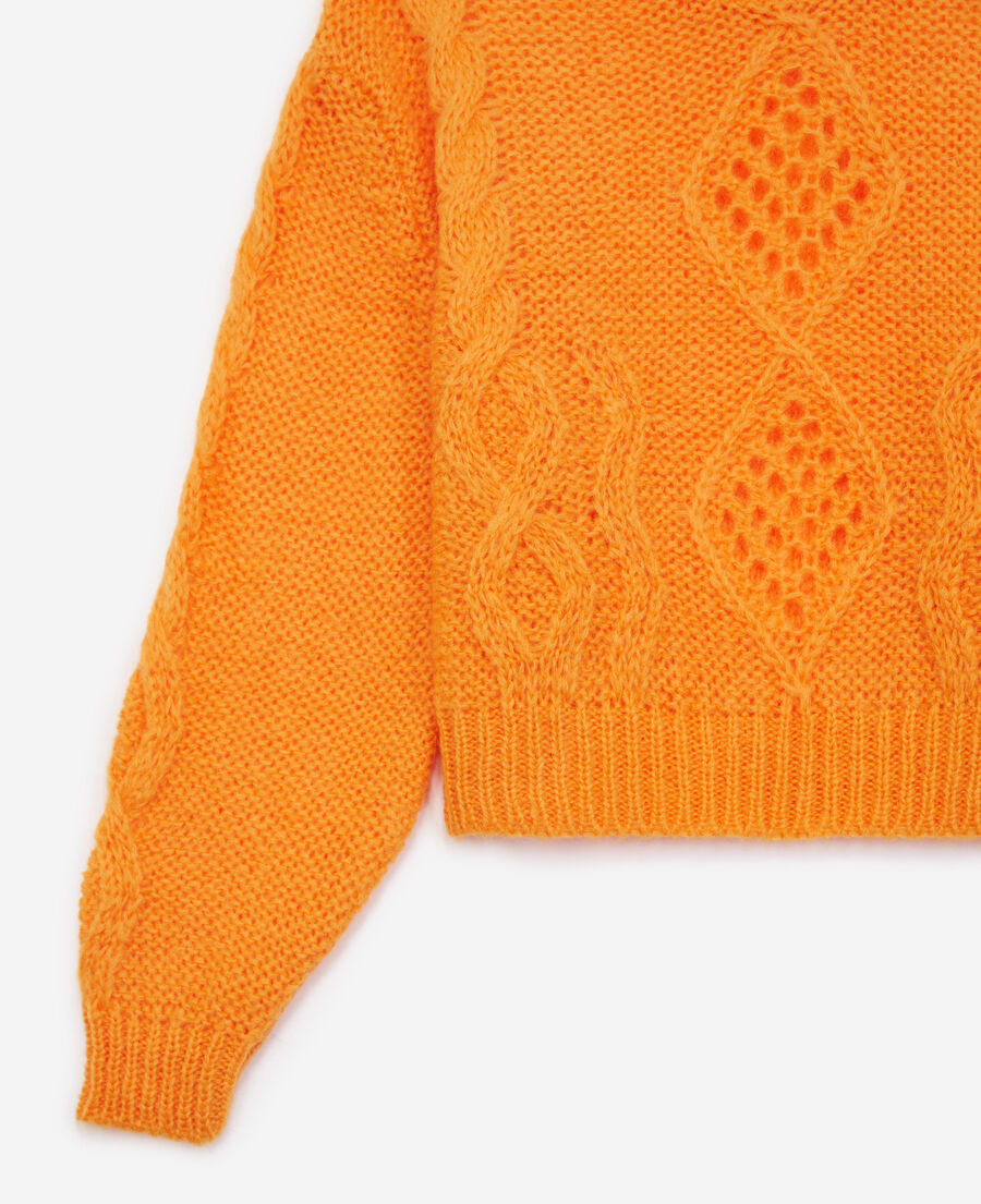 klassischer orangefarbener mohair-pullover
