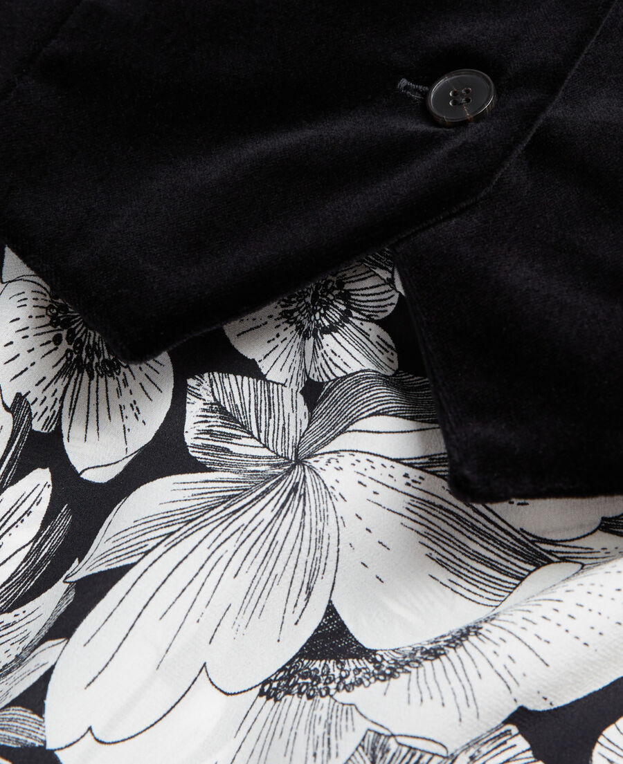 langes seidenkleid mit blumenmotiv