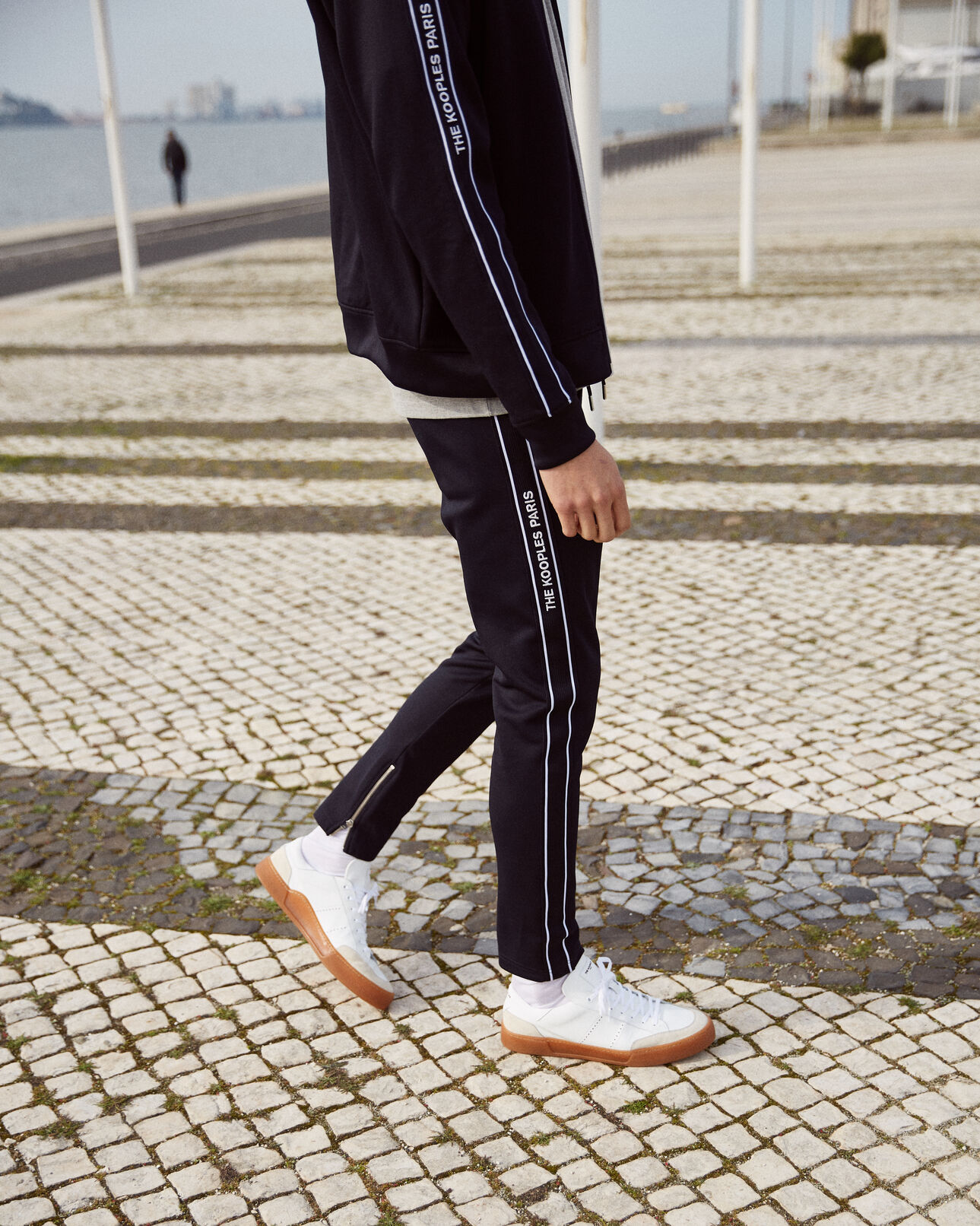 The Kooples HOMME NAVY bas de jogging skinny bleu marine avec bande rouge et logo et zip