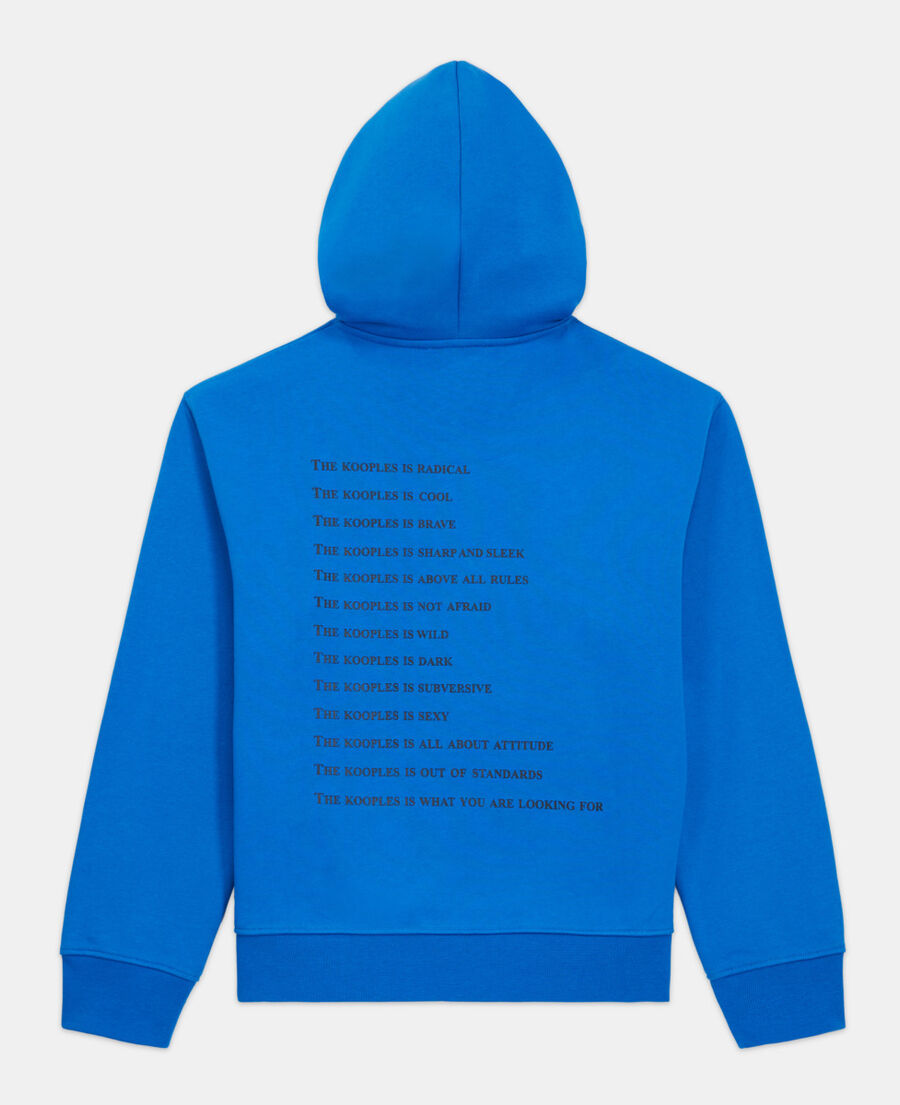 blaues sweatshirt mit "what is"-schriftzug