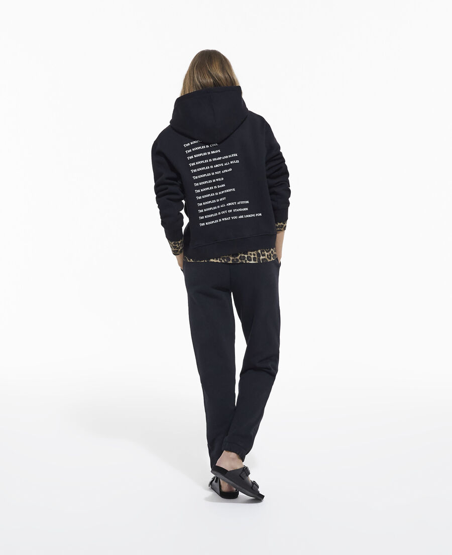 schwarze jogginghose mit what is-print